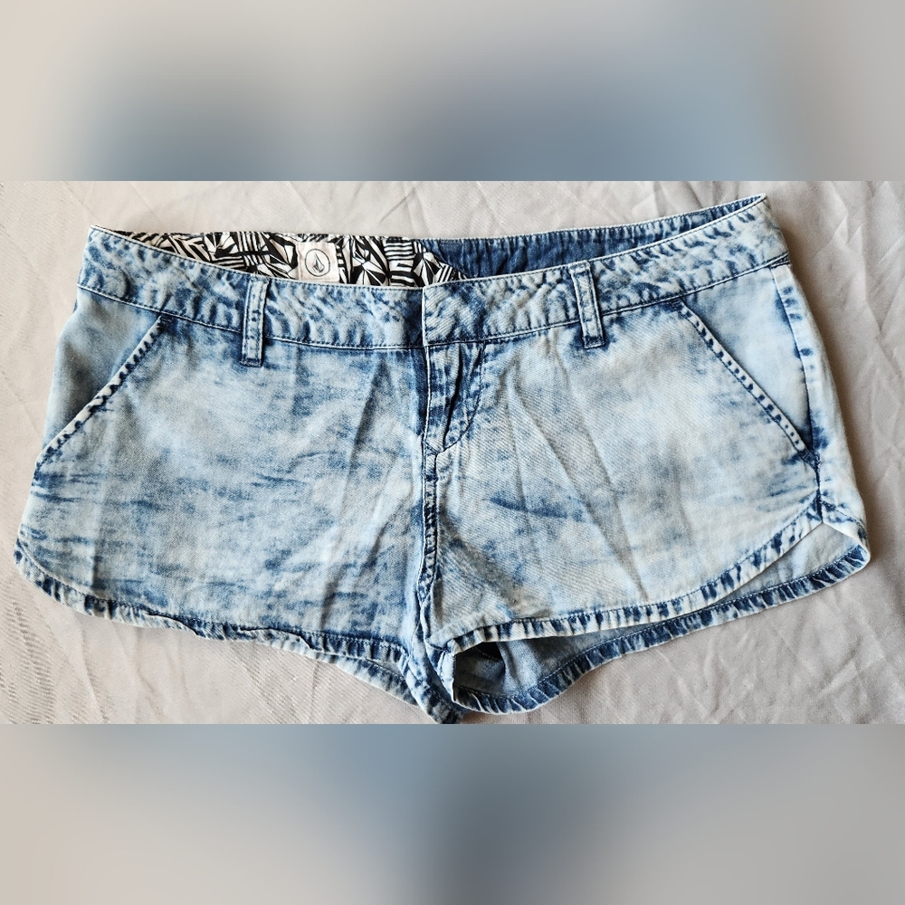 Women's Volcom Shorts Size 9